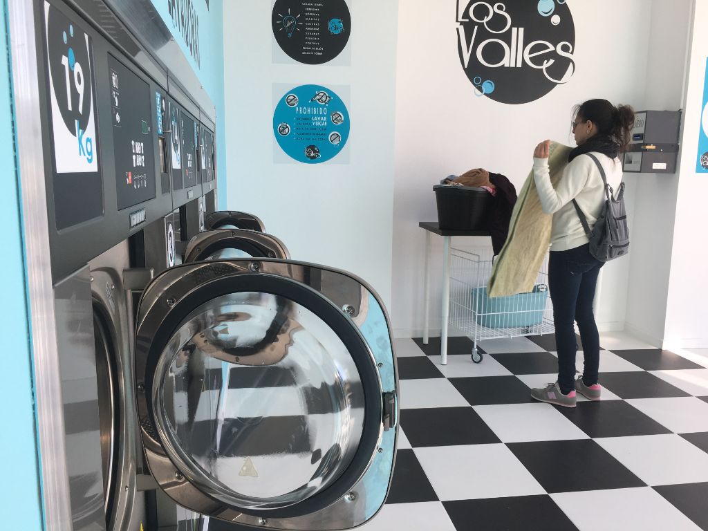 Interior lavandería autoservicio Los Valles Guadalajara